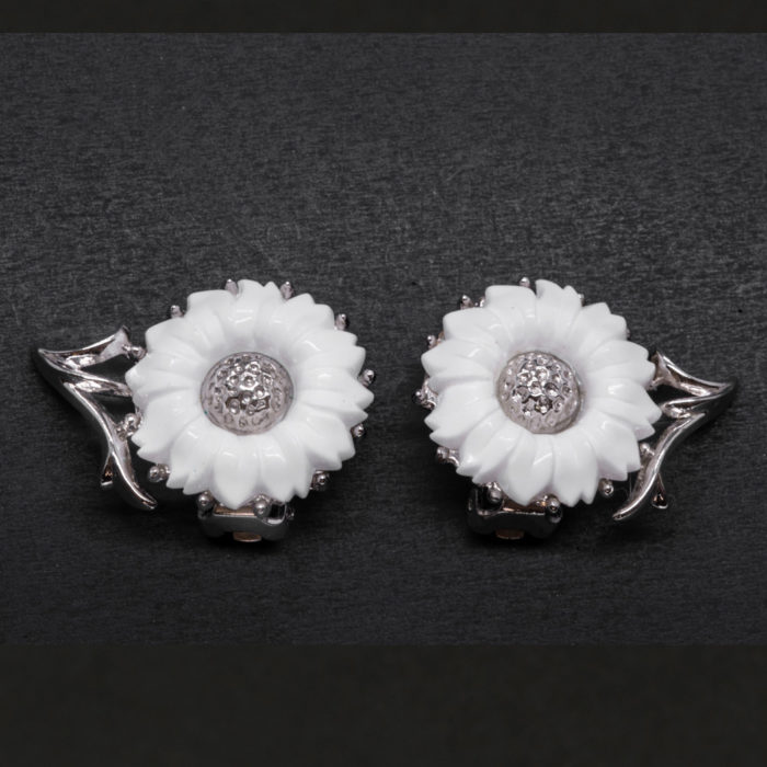 Trifari-white-sunflower-clip-earrings